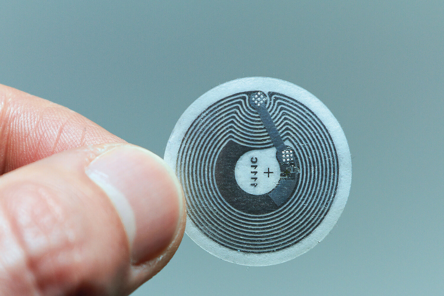 RFID chip vastgehouden tussen duim en wijsvinger